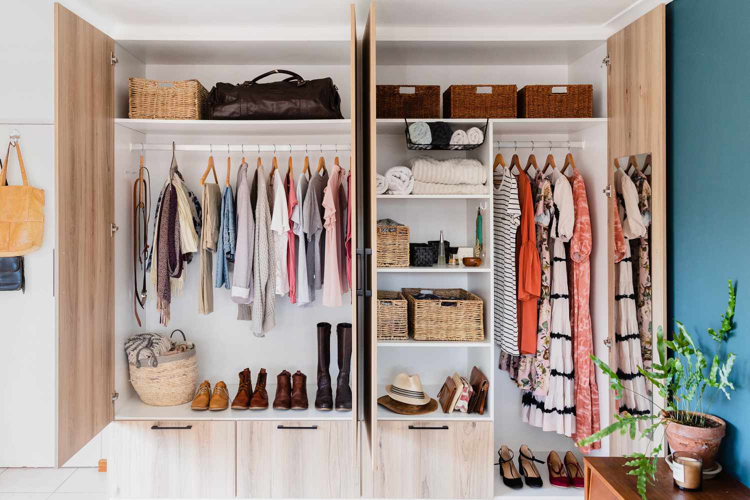 Closet Organization: Mastering the Art of a Tidy Wardrobe - 1