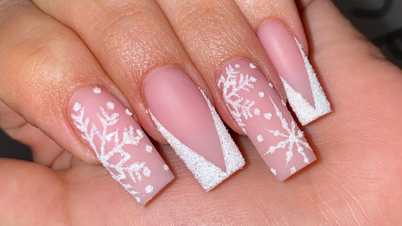 Festive and Stylish: Christmas Nails for the Holiday Season - 5