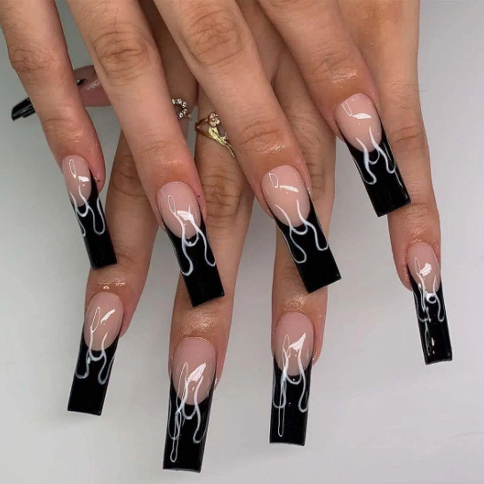 Perfect Black Nails for Every Occasion - 7