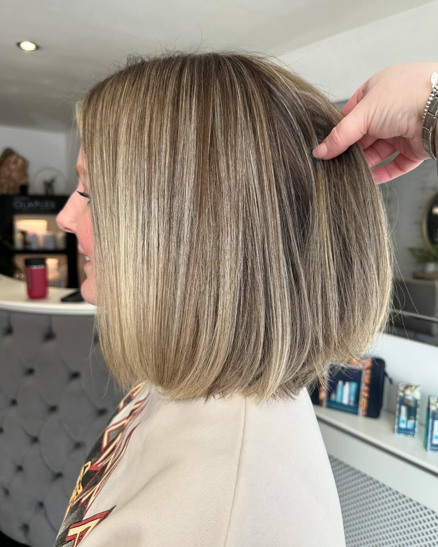 Medium Length Hair Styles: A Complete Guide to Popular Cuts and Trends - 7