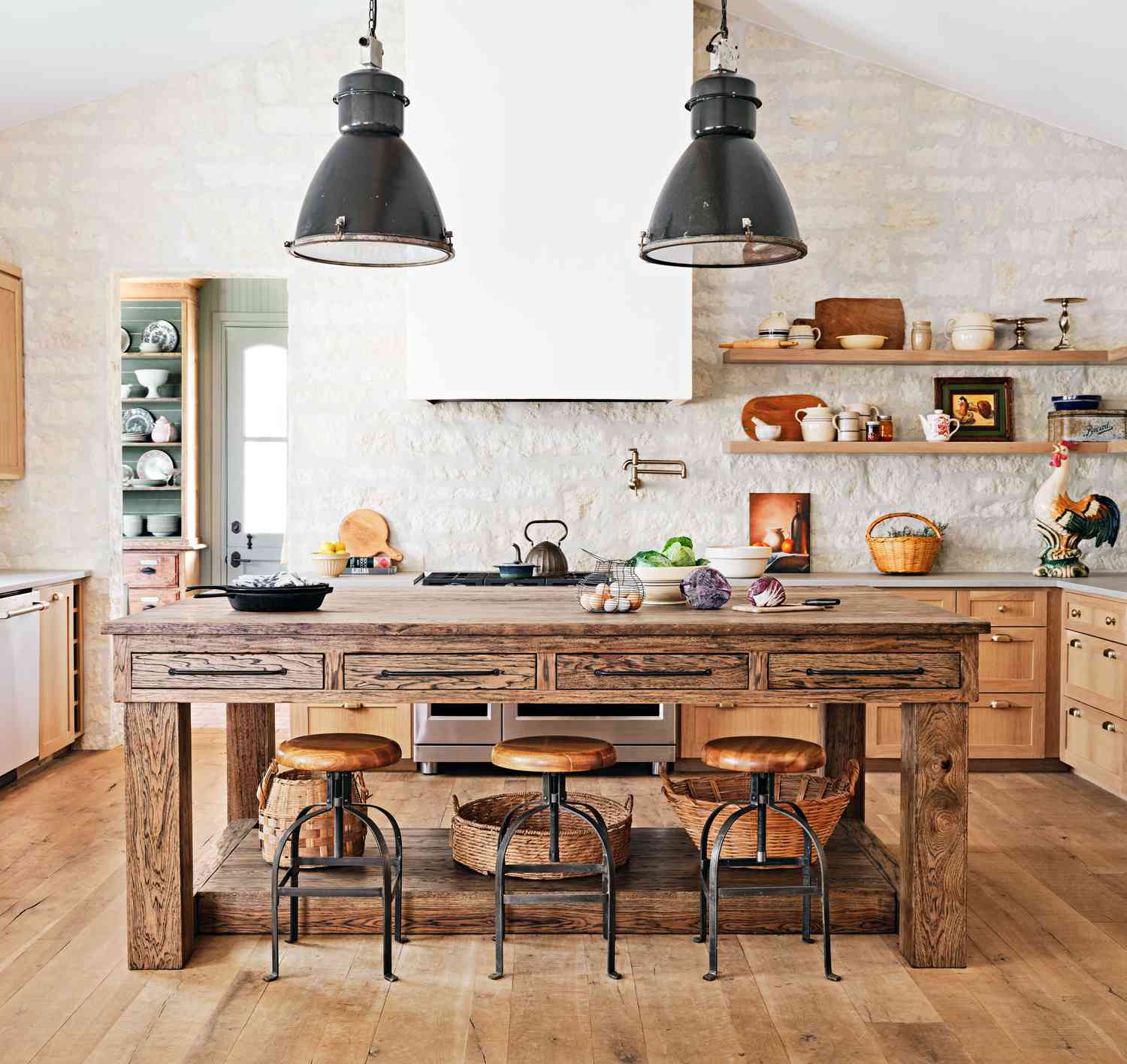 Modern Farmhouse Kitchens: A Blend of Charm and Contemporary Design - 8