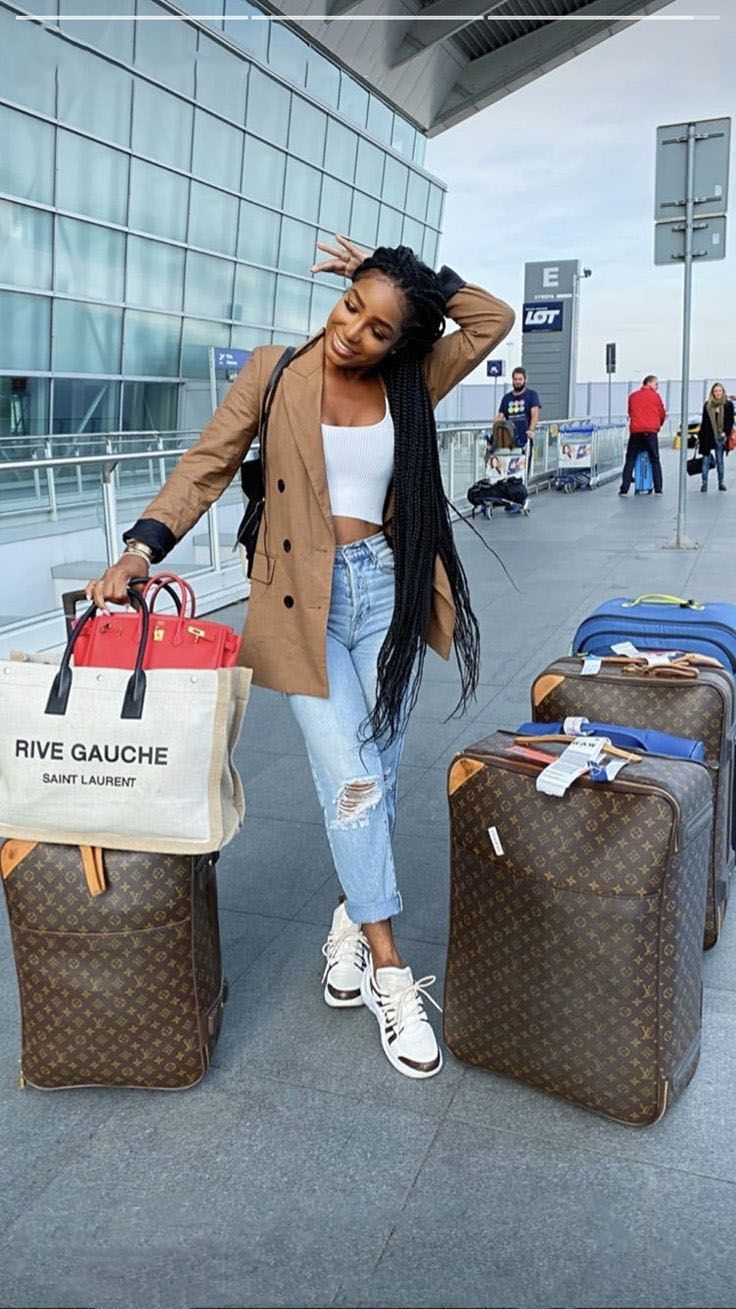 The Ultimate Guide to Airport Outfit Ideas for Comfort and Style - 8